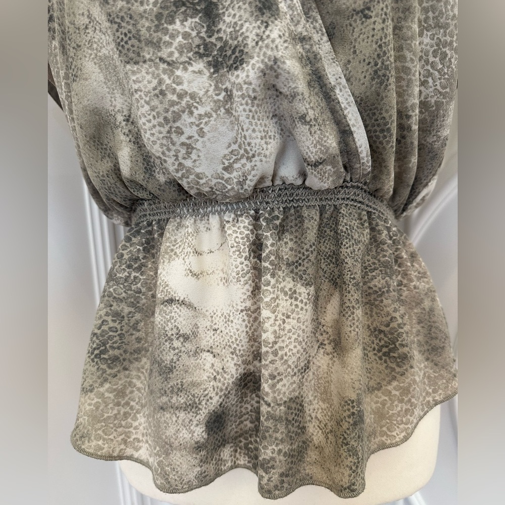 Aritzia Wilfred Y2K Snakeskin Peplum V Neck Top (Size Medium) - Picture 4 of 8